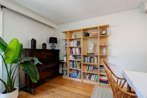 90 Whitburn Crescent Toronto ON M3H 2S4