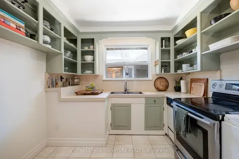 90 Whitburn Crescent Toronto ON M3H 2S4