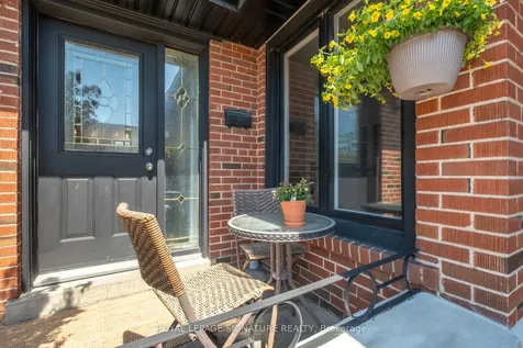 90 Whitburn Crescent Toronto ON M3H 2S4