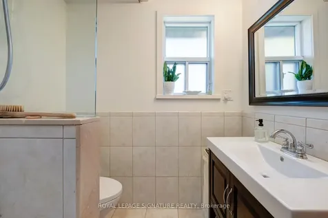 90 Whitburn Crescent Toronto ON M3H 2S4