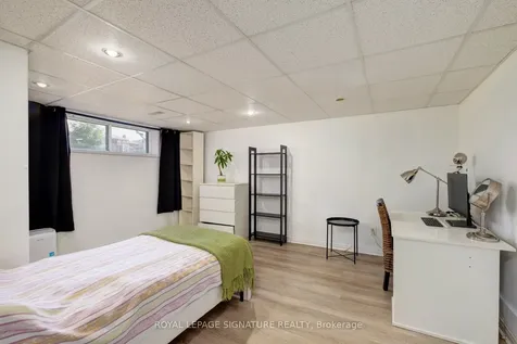 90 Whitburn Crescent Toronto ON M3H 2S4