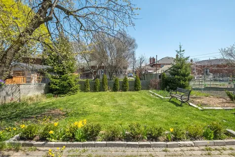 90 Whitburn Crescent Toronto ON M3H 2S4