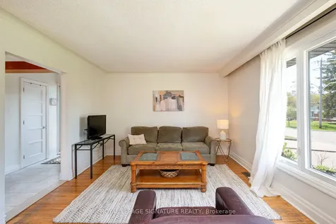 90 Whitburn Crescent Toronto ON M3H 2S4