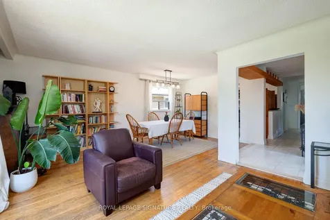 90 Whitburn Crescent Toronto ON M3H 2S4