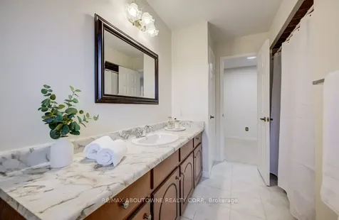 440 Parkridge Crescent Oakville ON L6M 1B2