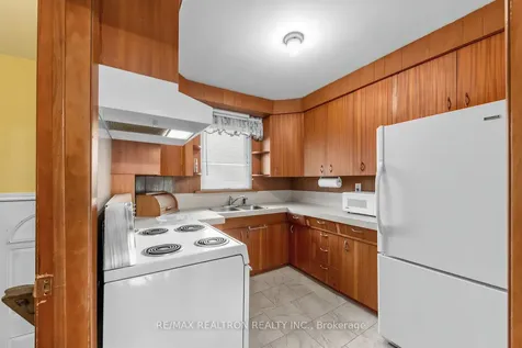 10 Tumpane Street Toronto ON M3M 1L6
