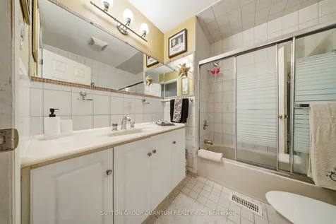 1257 Alexandra Avenue Mississauga ON L5E 2A7