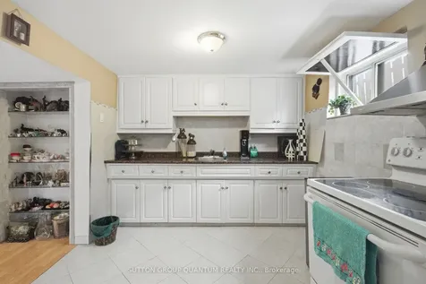 1257 Alexandra Avenue Mississauga ON L5E 2A7