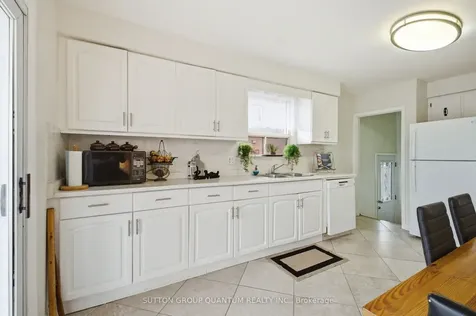 1257 Alexandra Avenue Mississauga ON L5E 2A7