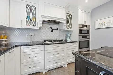 1256 Fieldcrest Lane Oakville ON L6M 2L8