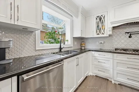 1256 Fieldcrest Lane Oakville ON L6M 2L8