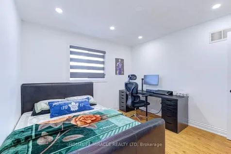32 Pennsylvania Avenue Brampton ON L6Y 4N7