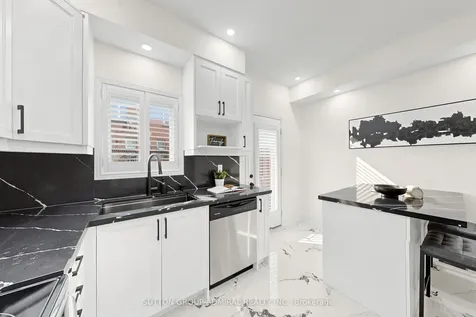 435 Hensall Circle Mississauga ON L5A 4P1