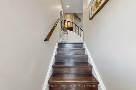 435 Hensall Circle Mississauga ON L5A 4P1