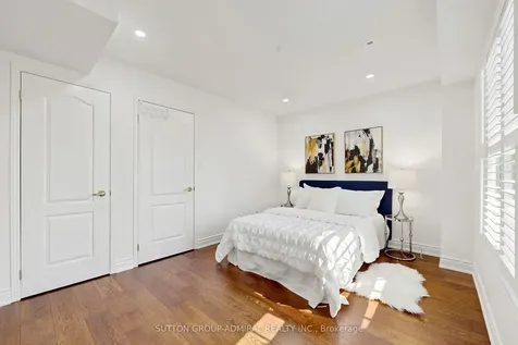435 Hensall Circle Mississauga ON L5A 4P1