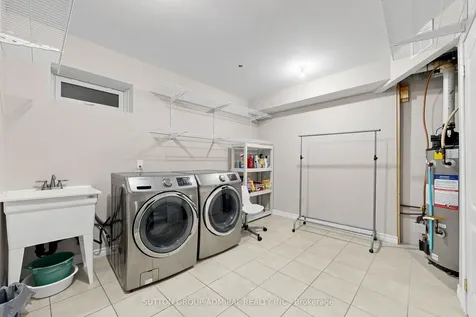 435 Hensall Circle Mississauga ON L5A 4P1