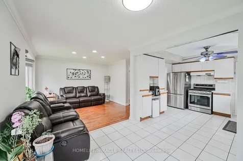 92 Taysham Crescent Toronto ON M9V 1X3
