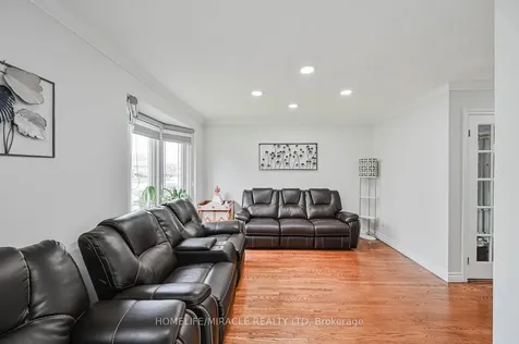 92 Taysham Crescent Toronto ON M9V 1X3