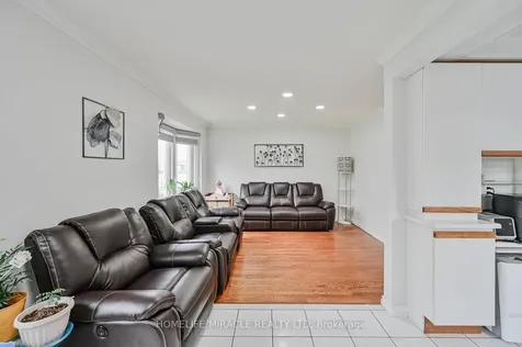 92 Taysham Crescent Toronto ON M9V 1X3