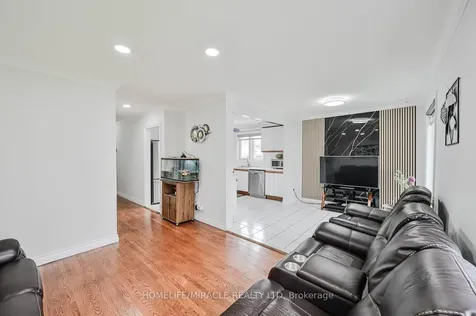 92 Taysham Crescent Toronto ON M9V 1X3
