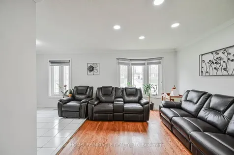 92 Taysham Crescent Toronto ON M9V 1X3
