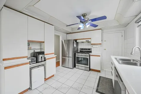 92 Taysham Crescent Toronto ON M9V 1X3