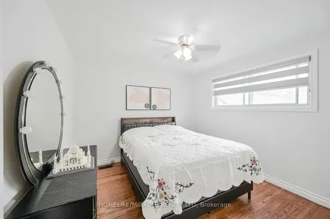 92 Taysham Crescent Toronto ON M9V 1X3