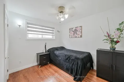 92 Taysham Crescent Toronto ON M9V 1X3