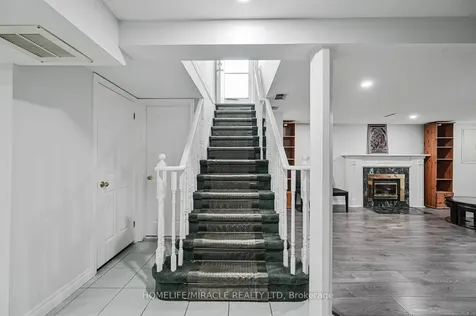 92 Taysham Crescent Toronto ON M9V 1X3