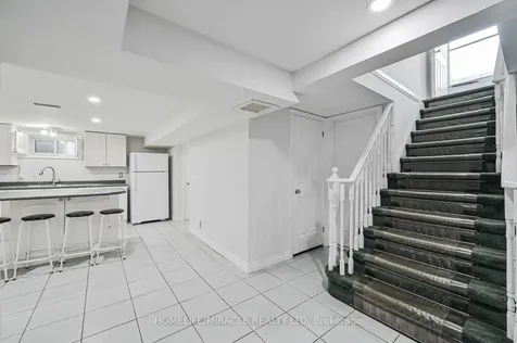 92 Taysham Crescent Toronto ON M9V 1X3