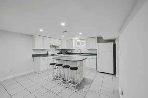 92 Taysham Crescent Toronto ON M9V 1X3