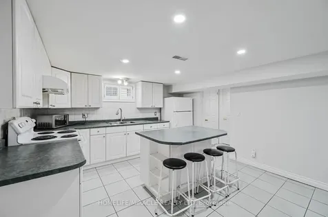 92 Taysham Crescent Toronto ON M9V 1X3