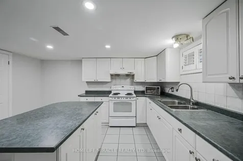 92 Taysham Crescent Toronto ON M9V 1X3