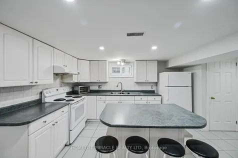 92 Taysham Crescent Toronto ON M9V 1X3