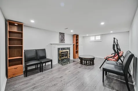92 Taysham Crescent Toronto ON M9V 1X3