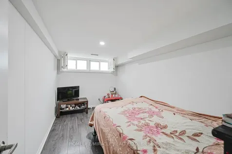 92 Taysham Crescent Toronto ON M9V 1X3