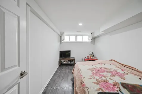 92 Taysham Crescent Toronto ON M9V 1X3