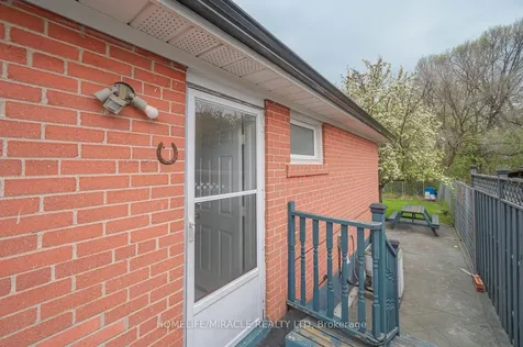92 Taysham Crescent Toronto ON M9V 1X3