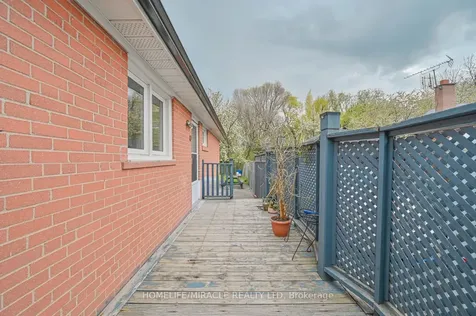 92 Taysham Crescent Toronto ON M9V 1X3
