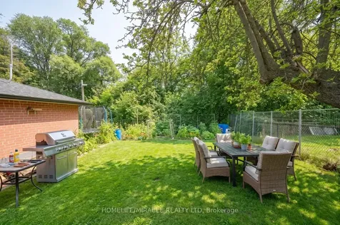 92 Taysham Crescent Toronto ON M9V 1X3