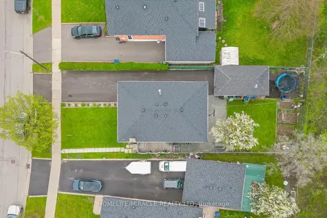 92 Taysham Crescent Toronto ON M9V 1X3