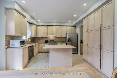 10 Sugarcane Avenue Brampton ON L6R 3C8