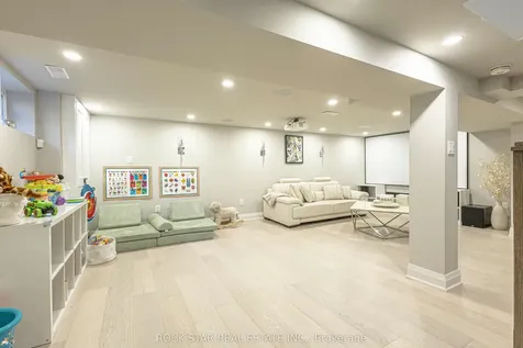 2055 Courtland Crescent Mississauga ON L4Y 1V1