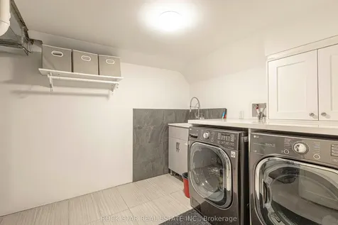 2055 Courtland Crescent Mississauga ON L4Y 1V1