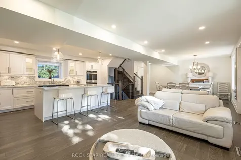 2055 Courtland Crescent Mississauga ON L4Y 1V1