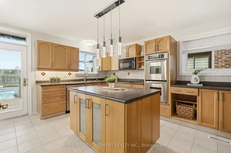 694 Mullin Way Burlington ON L7L 4J7