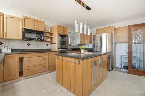 694 Mullin Way Burlington ON L7L 4J7
