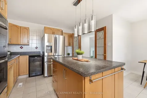694 Mullin Way Burlington ON L7L 4J7