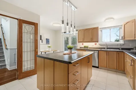 694 Mullin Way Burlington ON L7L 4J7