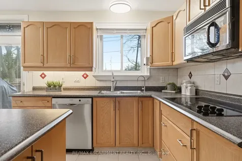 694 Mullin Way Burlington ON L7L 4J7